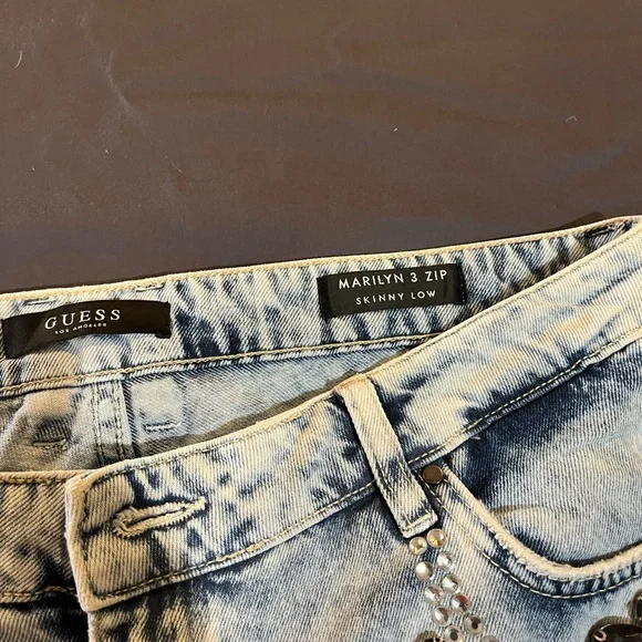 Guess Marilyn 3 Zip skinny low jeans with jewelry. Size 31 - Picture 6 of 8